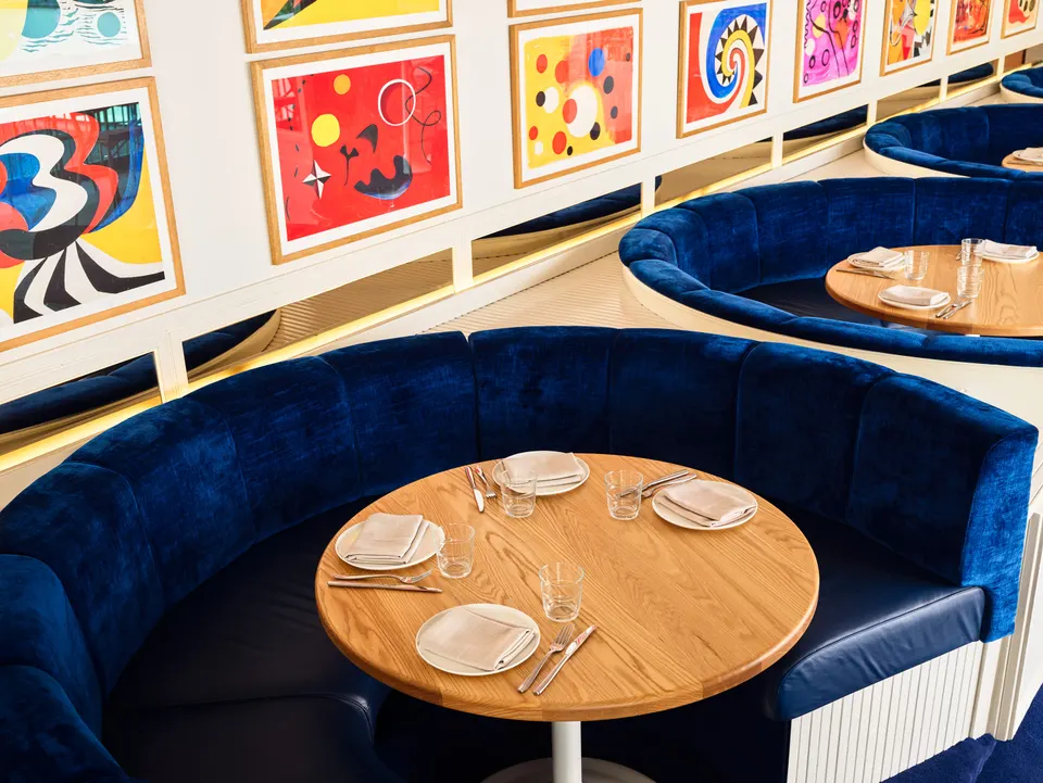 Pelicano interior with banquettes and framed art