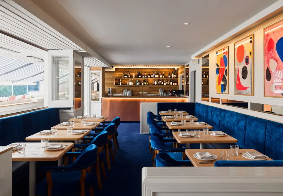 Pelicano dining room with booths and pop-art